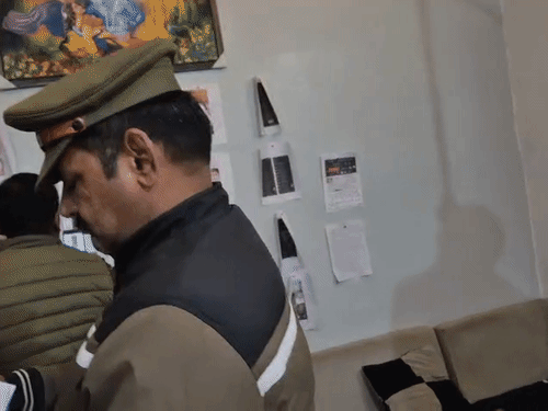 पुलिस ने मौके पर पहुंचकर जांच पड़ताल की, जहां दीवार पर फोटो लगे थे। पास में अभिषेक की लाश लटक रही थी।