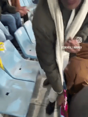 वीडियो बनाने वाले दर्शक ने कहा- चौका-छक्का के पोस्टर रख दिए कि इनके ऊपर बैठिए।