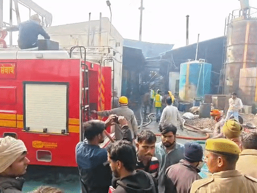 जोर-जोर से धुंआ उठने पर मौके पर पहुंची फायर ब्रिगेड की टीम।