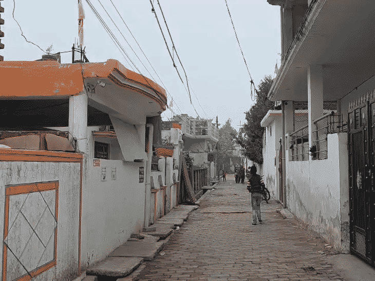 अभिषेक का घर पीले रंग में पुता है, सामने सोनल का दो मंजिला मकान है।