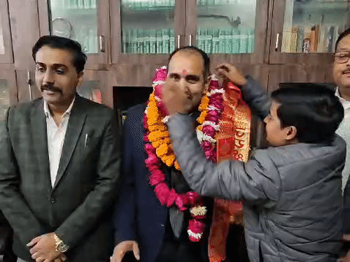 कोर्ट ने चुनाव में रनरअप रहे ललित तिवारी को पार्षद घोषित किया। इसके बाद उनके समर्थकों ने जमकर जश्न मनाया।