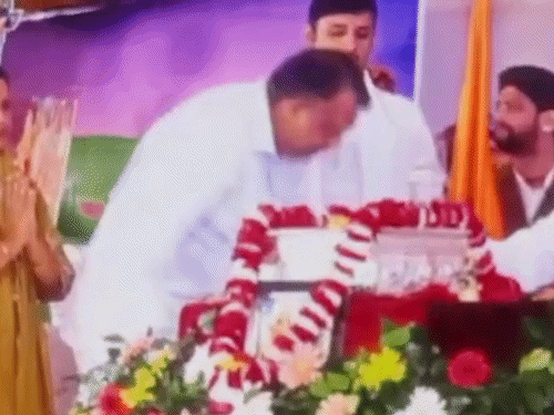 पुलिस लाइन में कथा सुनाते हुए कथावाचक पुंडरीक और उनको माला पहनाते हुए एसपी राम नयन सिंह।