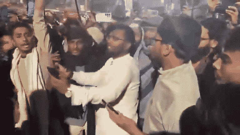 हादी की मौत के लोगों ने सड़कों पर उतरकर प्रदर्शन किया। इस दौरान प्रदर्शनकारियों ने नारेबाजी की।