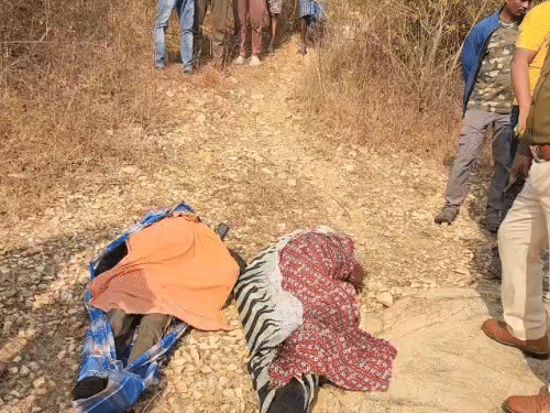 पुलिस ने ग्रामीणों की मदद से शवों को बाहर निकाला।