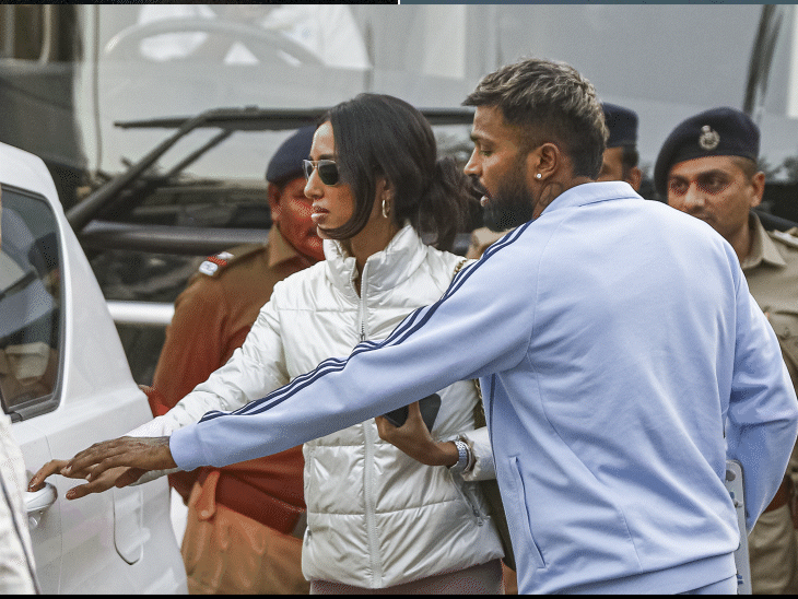 हार्दिक पंड्या अपनी पार्टनर महिका शर्मा के साथ मैच वेन्यू पर पहुंचे।