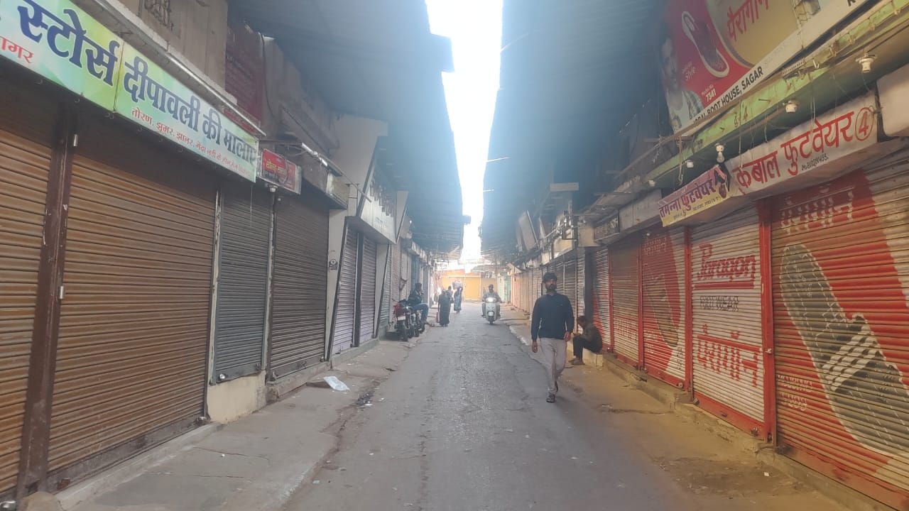 बाजार में दुकानें बंद कर जताया विरोध।