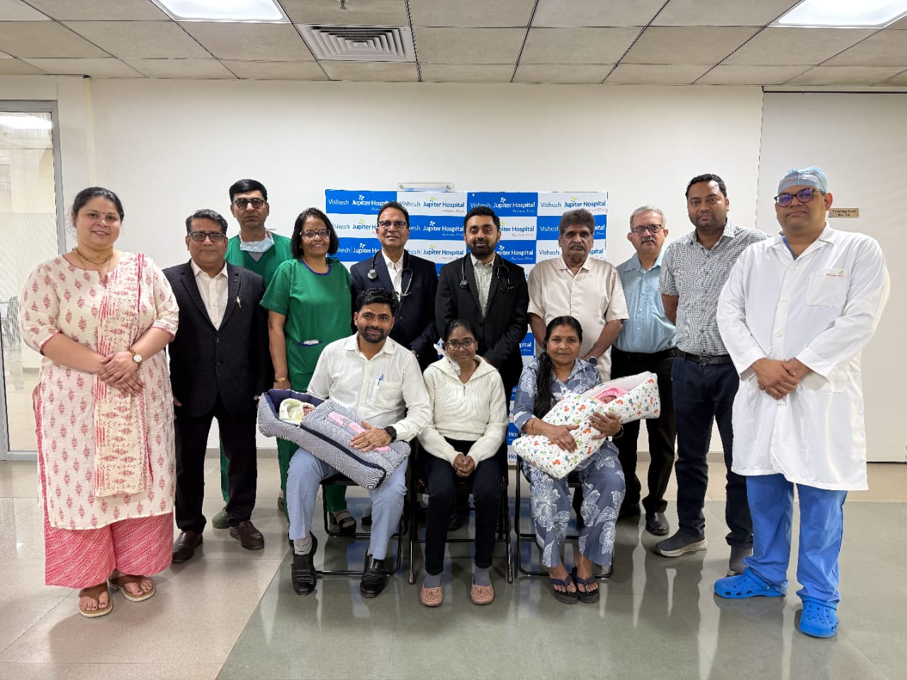 जागृति और उनके पति के साथ डॉक्टरों की टीम।