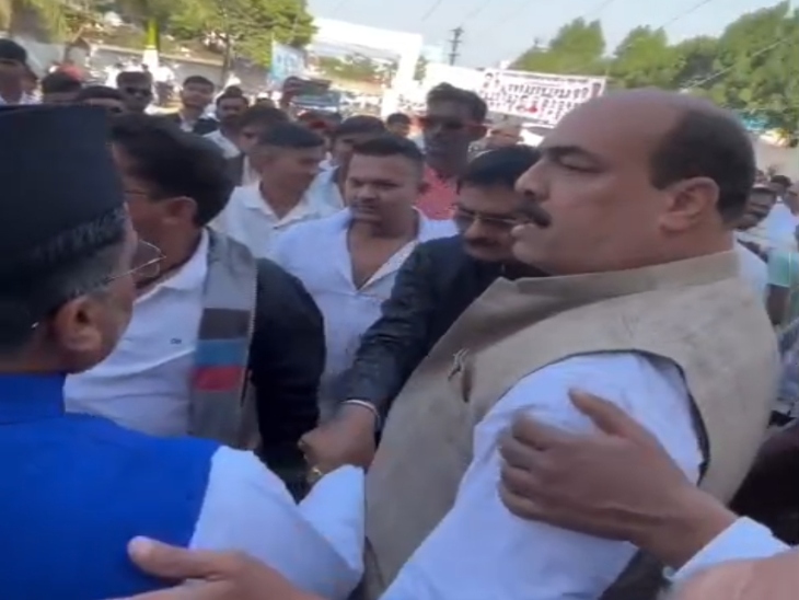 सतनामी समाज के कार्यक्रम में RSS नेताओं के पहुंचने पर युवाओं ने उनका विरोध जताया।