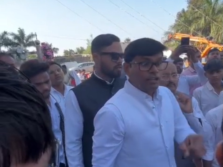 कार्यक्रम में RSS की मौजूदगी पर भड़के युवा।