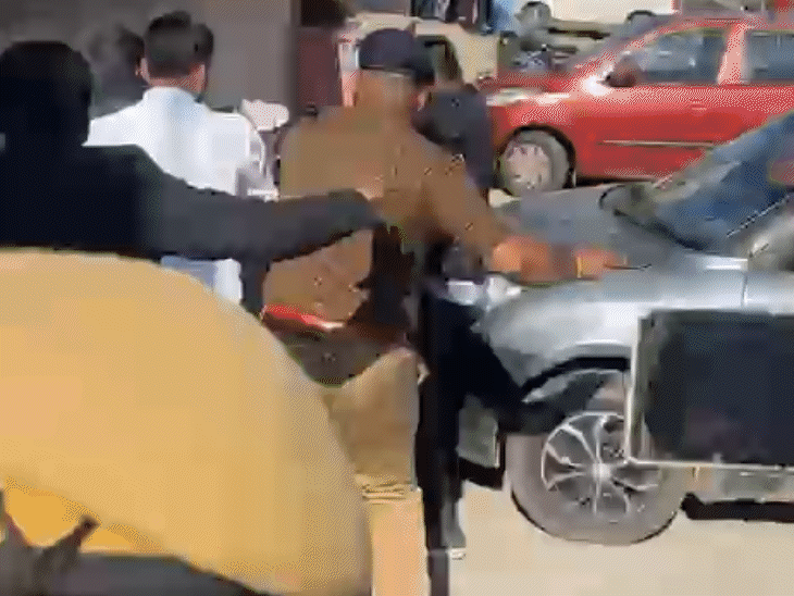 पुलिस ने पीडब्ल्यूडी अधिकारी को बचाते दिख, वकीलों दौड़ा दौड़ा कर हमला करते रहे।