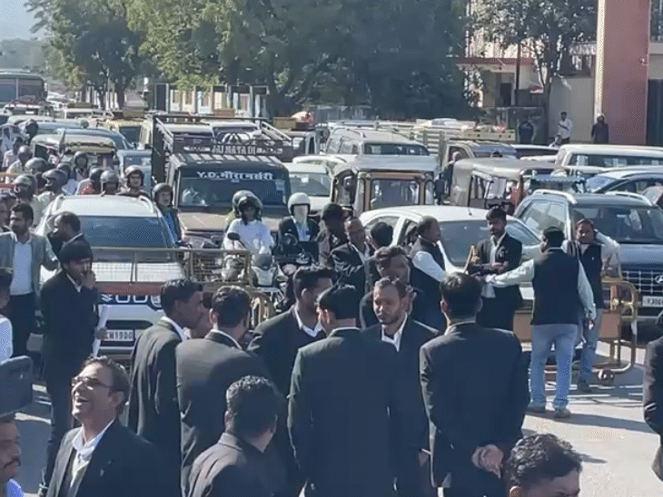 वकीलों ने जयपुर रोड पर को दोनों तरफ जाम कर दिया।