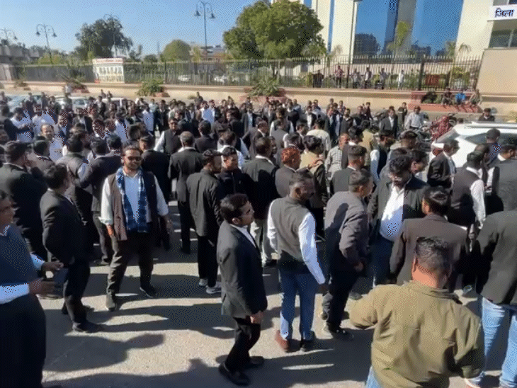 जिला न्यायालय के बाहर स्पीड ब्रेकर बनाने की मांग को लेकर वकीलों ने प्रदर्शन किया।