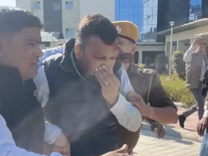 पीडब्ल्यूडी के एक अधिकारी बुलाया गया। गुस्साए वकीलों ने अधिकारी पर हमला कर दिया।