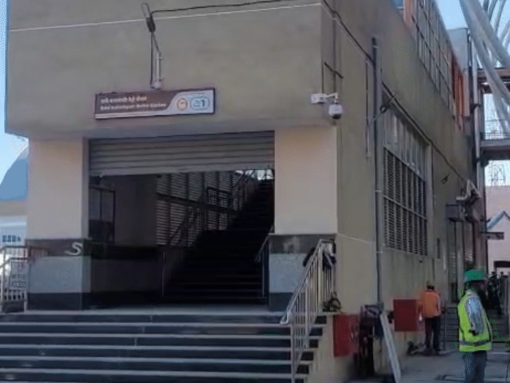 उद्घाटन के एक दिन पहले मेट्रो स्टेशनों पर तैयारियां चलती रहीं।