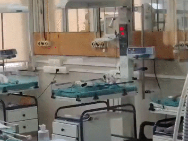 अस्पताल में डॉक्टरों की निगरानी में रखे गए थे दोनों नवजात।