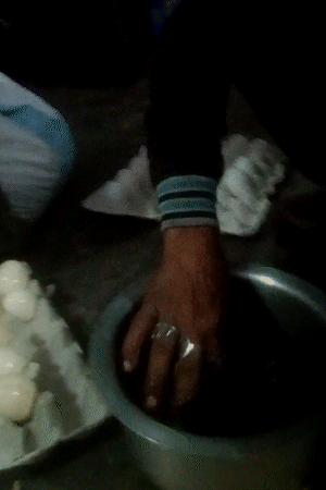 हैदराबादी अंडे से देसी अंडा बनाया जा रहा। भास्कर रिपोर्टर ने इसे हिडन कैमरे में रिकॉर्ड किया।