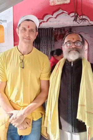 सांतला देवी मंदिर में पुजारी और अपने फैंस के साथ खड़े एक्टर।