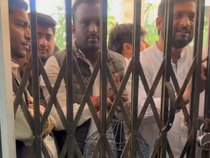 कार्यकर्ताओं को आते देख विश्वविद्यालय का गेट कर दिया गया बंद।