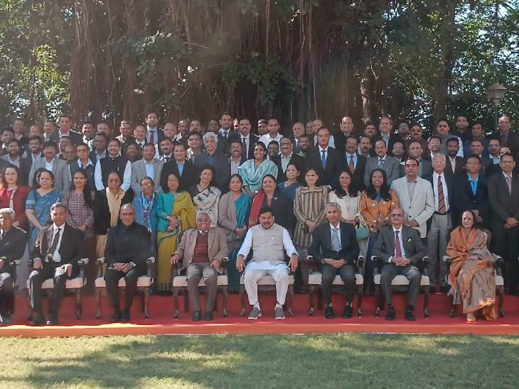 अफसरों के साथ ग्रुप फोटो में सीएम डॉ मोहन यादव।