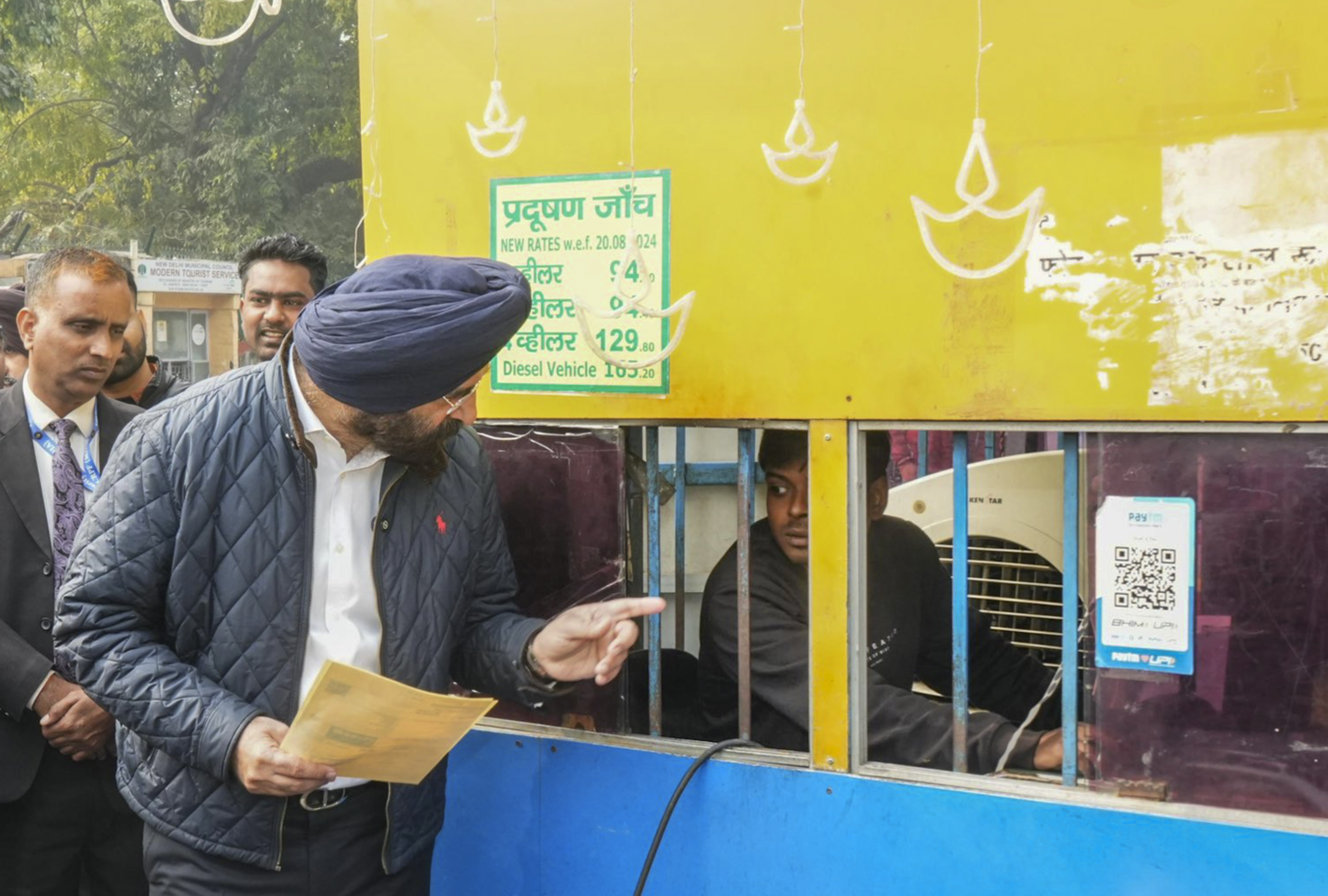 मंत्री मनजिंदर सिंह सिरसा ने प्रदूषण सर्टिफिकेट जारी करने वाले बूथ का निरीक्षण किया।