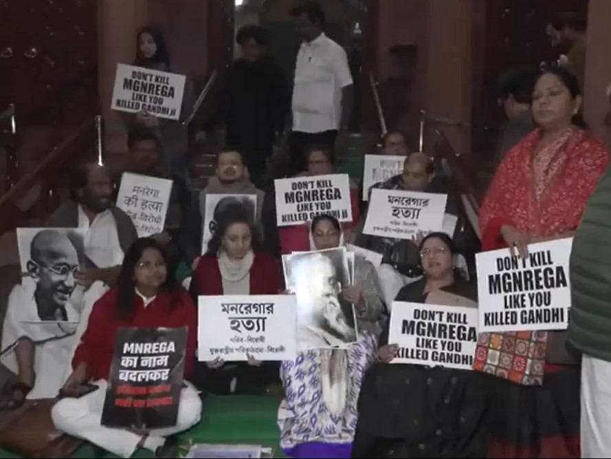 राज्यसभा में VB-G RAM G बिल पास:  संसद में TMC सांसदों का धरना, कहा- यह बिल महात्मा गांधी का अपमान, किसानों-गरीबों के खिलाफ है