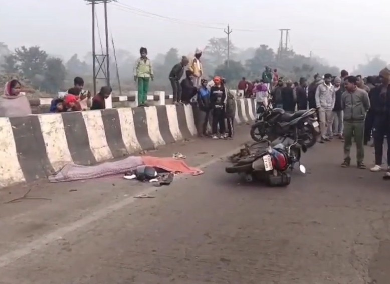 चालक ने ट्रैक्टर की रफ्तार और बढ़ा दी और बाइक सवार को कुचलते हुए फरार हो गया।