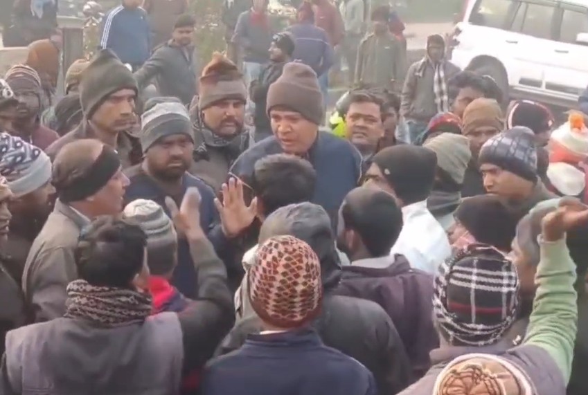 स्थानीय लोगों ने किया सड़क जाम।