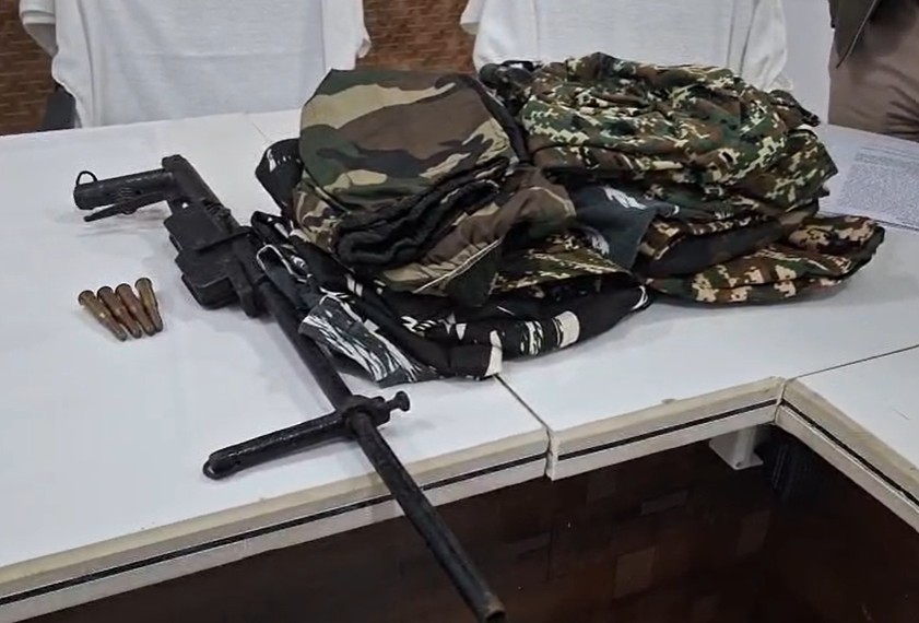 आलोक ने एक देसी कट्टा, चार जिंदा गोली और उग्रवादी संगठन से संबंधित वर्दी पुलिस को सौंपा।