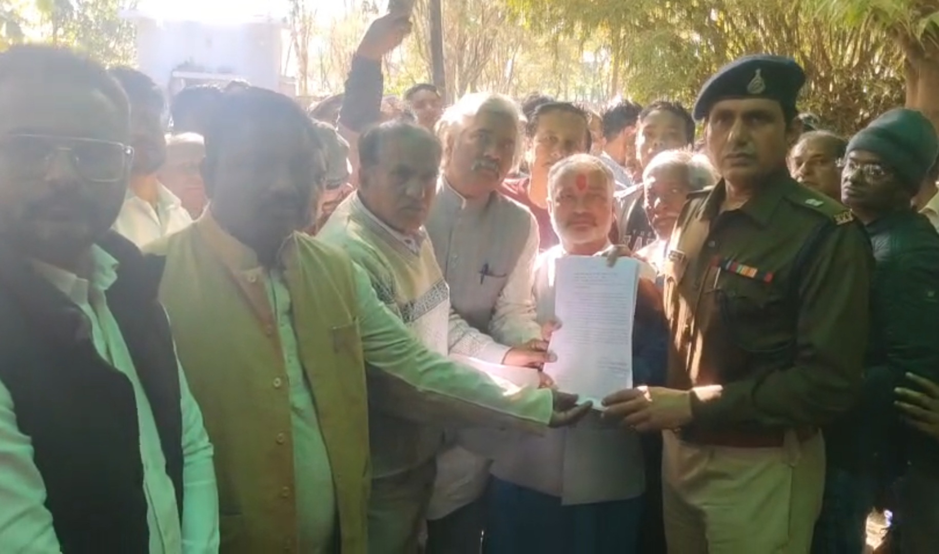 मांगों को लेकर व्यापारियों ने सौंपा ज्ञापन।