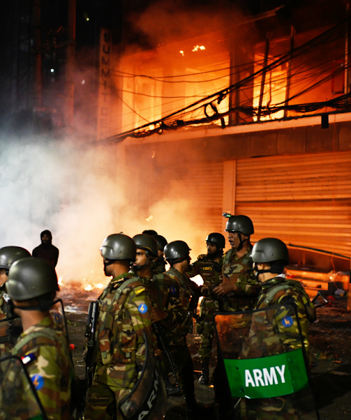 आगजनी के बाद मामले को संभालने के लिए सेना की तैनाती की गई।