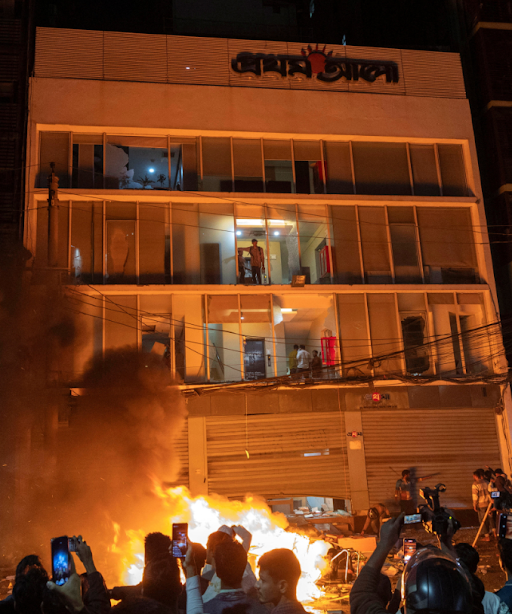 प्रदर्शनकारियों ने गुरुवार रात प्रथोम आलो के दफ्तर में आग लगा दी।