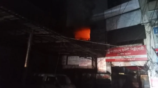 आंदोलनकारियों ने शुक्रवार शाम को ढाका की टोपखाना रोड पर स्थित उदिची शिल्पी गोष्ठी के कार्यालय में आग लगा दी।