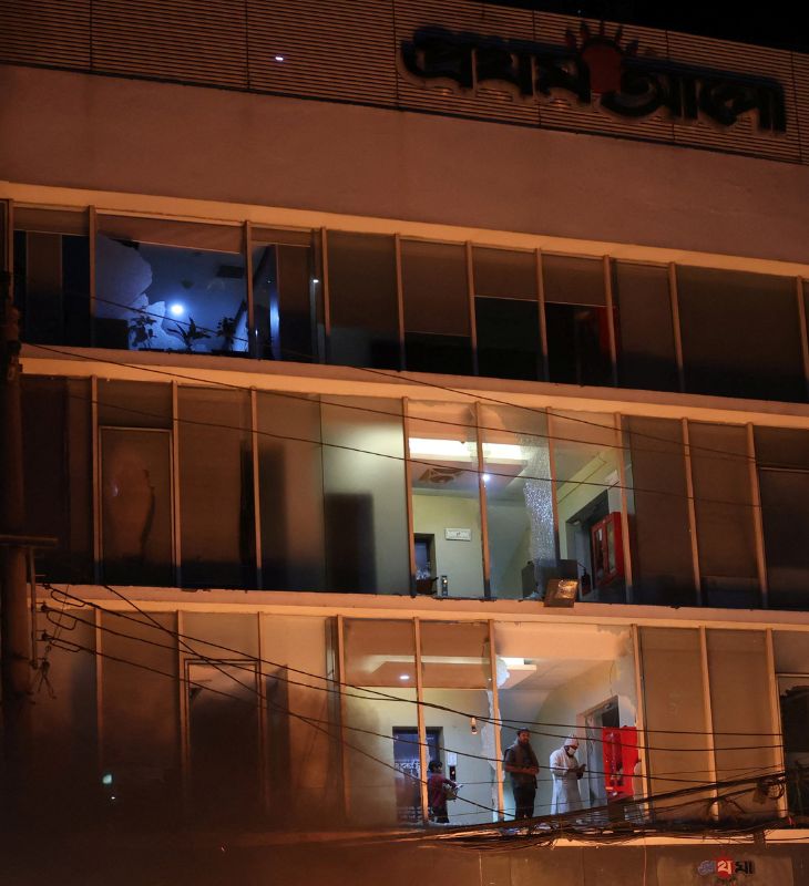 प्रथोमो आलो का ऑफिस इस चार मंजिला बिल्डिंग में था। आग से चारों फ्लोर जल गए। इसलिए अखबार और वेबसाइट दोनों का काम बंद हो गया।