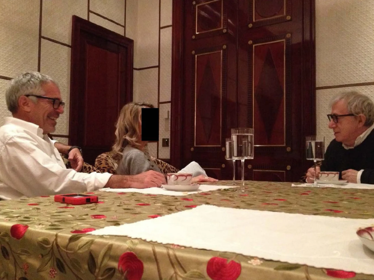 यह तस्वीर 12 दिसंबर को जारी की गई थी, जिसमें बिल गेट्स (दाएं) और यौन अपराधी एस्पटीन (बाएं) एक महिला के नजर आ रहे हैं।