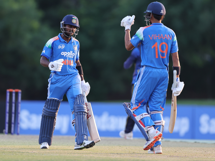 भारत को मैच जिताने के बाद विहान मल्होत्रा और आरोन जॉर्ज जश्न मनाते हुए।