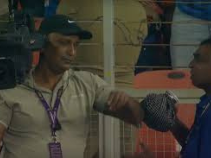 हार्दिक का सिक्स सामने खड़े कैमरामैन के हाथ में लगा।