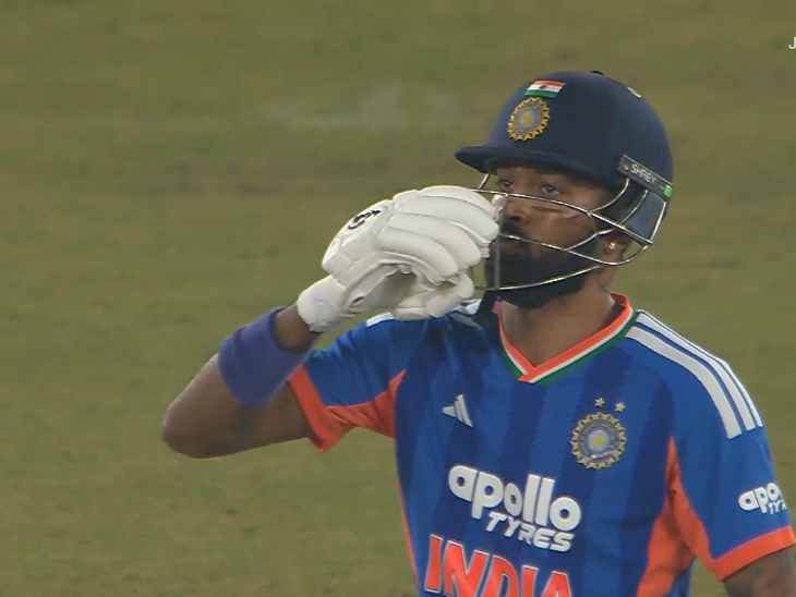 हार्दिक पंड्या ने अर्धशतक पूरा करने के बाद फ्लाइंग किस भेजा।