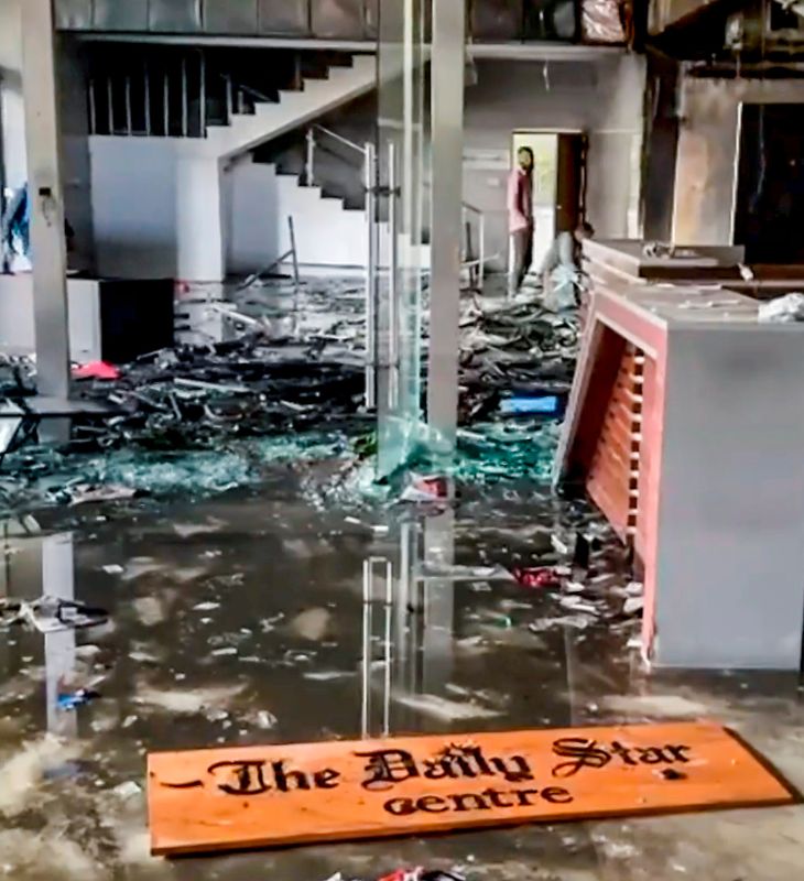 हमले के बाद द डेली स्टार शुक्रवार को पब्लिश नहीं हुआ। ऐसा 35 साल में पहली बार हुआ है। डेली स्टार के ऑफिस की दो मंजिलें पूरी तरह जल गई हैं।