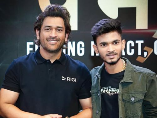 यह तस्वीर 26 अक्टूबर,2024 की है। एक प्रोग्राम के दौरान अनुराग ने टीम इंडिया के पूर्व कप्तान एमएस धोनी के साथ फोटो खिंचाई थी।