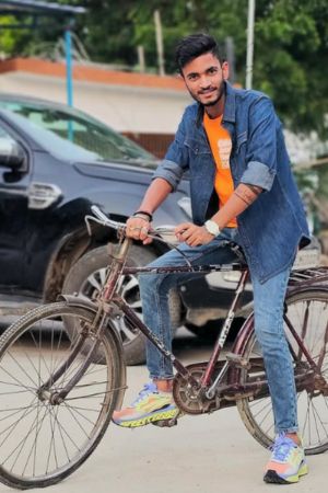 अनुराग द्विवेदी कभी साइकिल से चलता था। आज उसके पास 10 करोड़ी कीमत की कारें हैं।