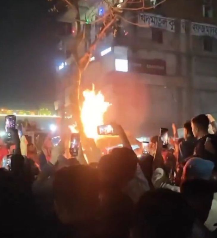 वीडियो में दिख रहा है कि भीड़ ने दीपु चंद्र की डेडबॉडी में आग लगा दी। उनका परिवार अभी सामने नहीं आया है।