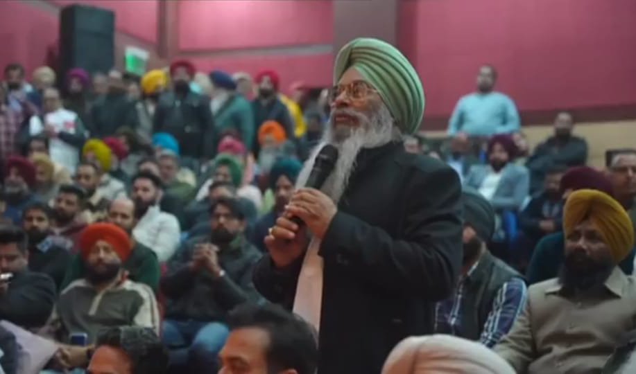 कार्यक्रम में अपनी बात रखते हुए मिनी बस ऑपरेटर।