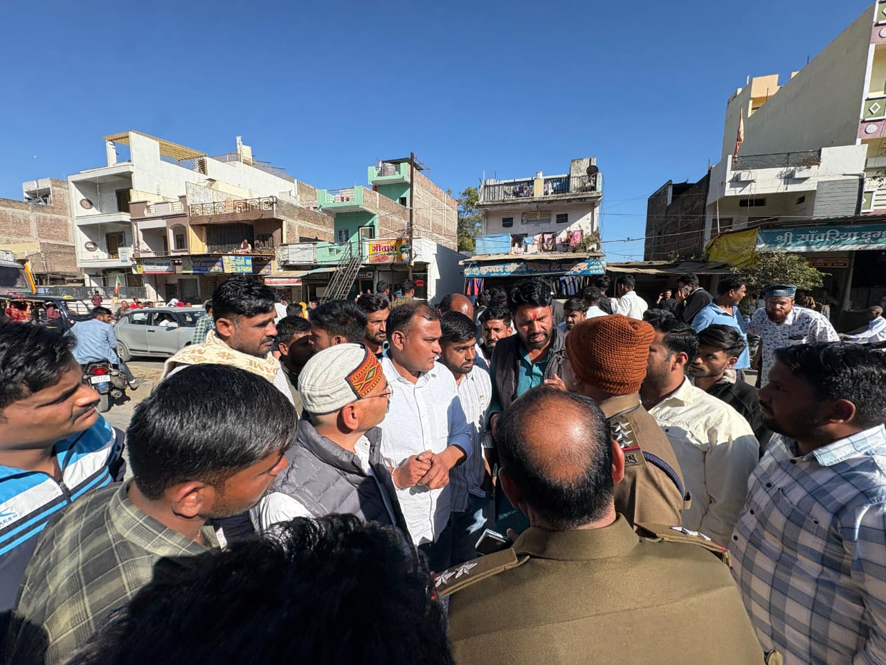 चक्काजाम के बाद लगी एनएसयूआई व एबीवीपी की भीड़।