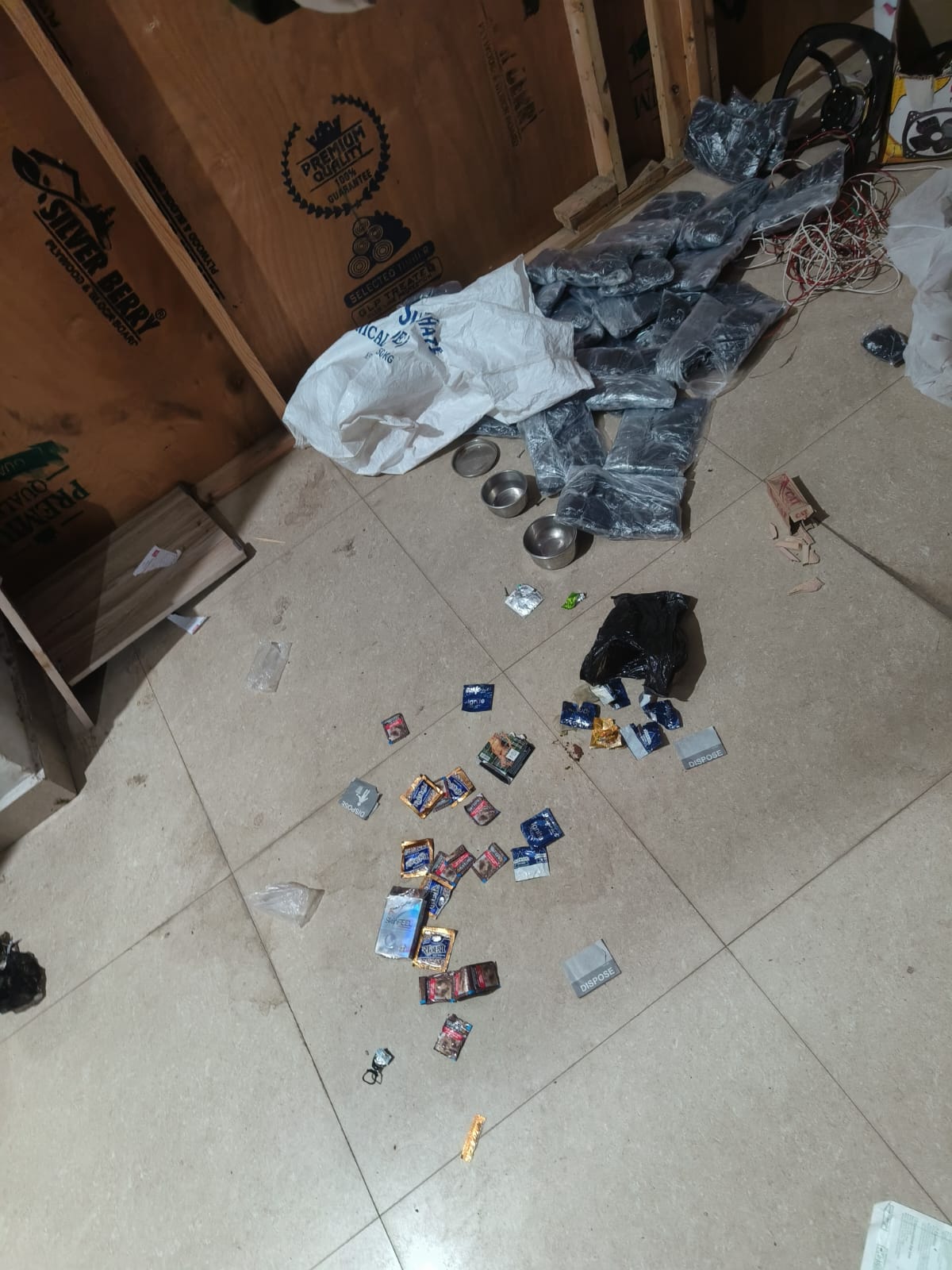 स्पा सेंटर से आपत्तिजनक सामान भी मिला।