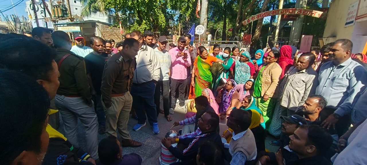 सीएसपी सत्येंद्र घनघोरिया लोगों से बातचीत करते हुए।