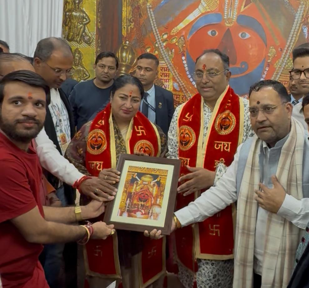 पुजारी परिवार की ओर से मुख्यमंत्री रेखा गुप्ता को सालासर बालाजी की फोटो दी।
