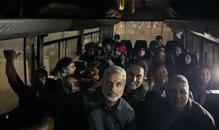 हिरासत में लेकर चंडीगढ़ पुलिस की बस में बैठाए गए प्रदर्शनकारी टीचर।