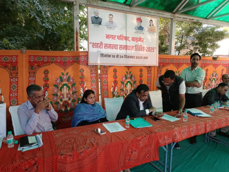 कैप में बिना आयुक्त और प्रशासन के कैंप चल रहा था। इस पर अधिशाषी अभियंता से पूछा कि बिना आयुक्त कैप चल रहा है। समाधान कैसे होगा।