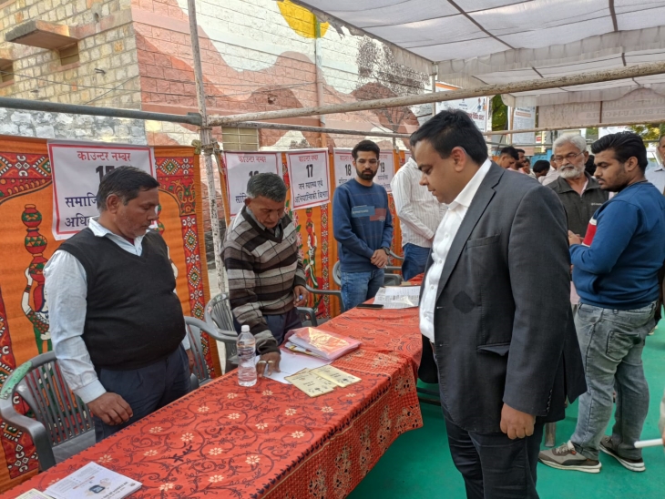 कैंप के निरीक्षण के बाद अधिकारियों को निर्देश दिए।