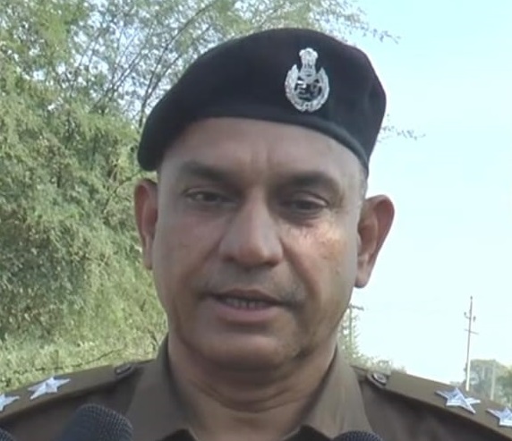 जानकारी देते हुए थाना प्रभारी शैलेंद्र सिंह।